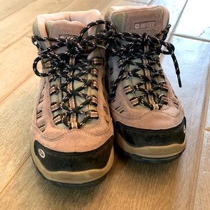 Women’s Hi-Tec size 7 hiking boots. Used but in great condition.